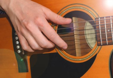 Akustik gitar çalmak müzisyen yakın çekim