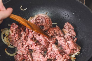 Soğan ve kıyma bir tavada yanmış. Yakın çekim