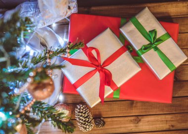 Noel ağacı, oyuncak ve hediye Üstten Görünüm.