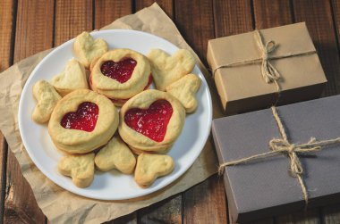 Kalpleri ve hediyeler Sevgililer günü, üstten görünüm şeklinde kurabiye