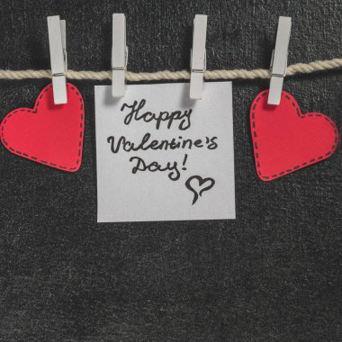 Selamlar happy Valentine's gün, küçük primako, üstten görünüm ipe kırmızı kağıt kalpler asmak dışarı kesmek