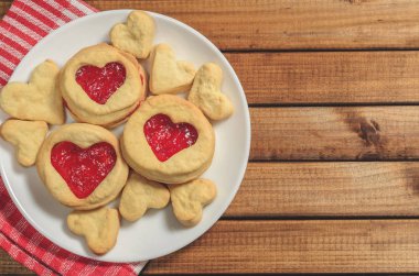 Kalp şeklinde hediyeler ve kırmızı kağıt Kalpler, selamlar Sevgililer gününde, ev yapımı kurabiye görünümü top