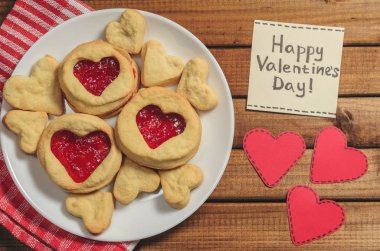 Kalp şeklinde hediyeler ve kırmızı kağıt Kalpler, selamlar Sevgililer gününde, ev yapımı kurabiye görünümü top