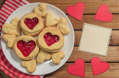 Kalp şeklinde hediyeler ve kırmızı kağıt Kalpler, selamlar Sevgililer gününde, ev yapımı kurabiye görünümü top