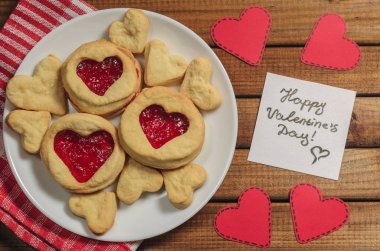 Kalp şeklinde hediyeler ve kırmızı kağıt Kalpler, selamlar Sevgililer gününde, ev yapımı kurabiye görünümü top