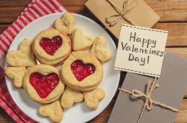 Kalp şeklinde hediyeler ve kırmızı kağıt Kalpler, selamlar Sevgililer gününde, ev yapımı kurabiye görünümü top