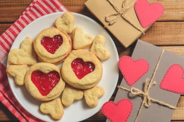 Kalp şeklinde hediyeler ve kırmızı kağıt Kalpler, selamlar Sevgililer gününde, ev yapımı kurabiye görünümü top