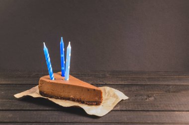 Siyah arka plan, üzerine çikolata cheescake yakın çekim