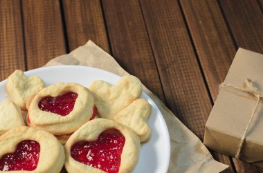 Kalpleri ve hediyeler Sevgililer günü, üstten görünüm şeklinde kurabiye