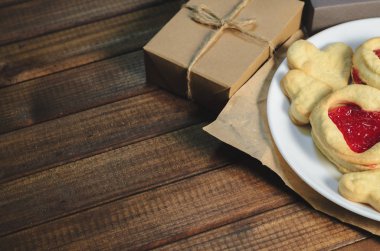 Kalpleri ve hediyeler Sevgililer günü, üstten görünüm şeklinde kurabiye