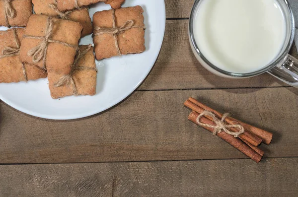 Uma Xícara Leite Paus Canela Biscoitos Caseiros Uma Decoração Natal — Fotografia de Stock