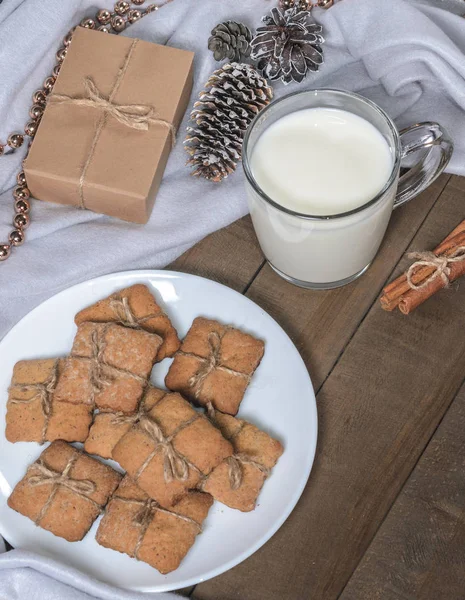 Uma Xícara Leite Paus Canela Biscoitos Caseiros Uma Decoração Natal — Fotografia de Stock