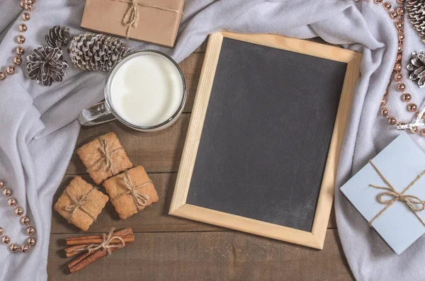 Uma Xícara Leite Paus Canela Biscoitos Caseiros Uma Ardósia Decoração — Fotografia de Stock