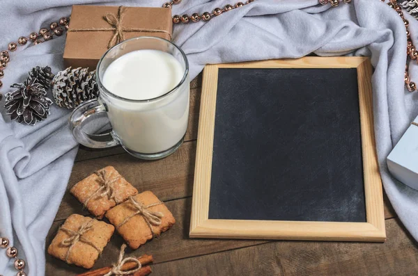 Uma Xícara Leite Paus Canela Biscoitos Caseiros Uma Ardósia Decoração — Fotografia de Stock