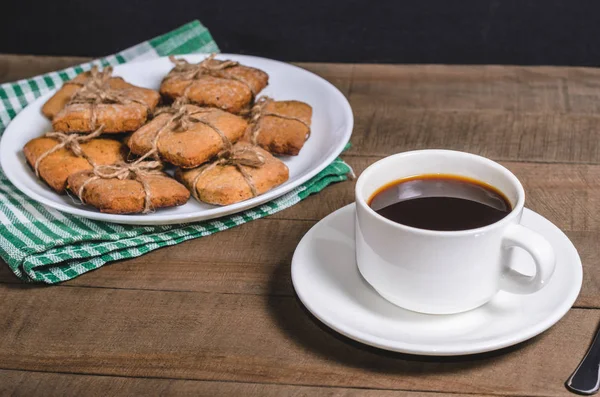 Café Preto Uma Xícara Branca Guardanapo Verde Cookies Caseiros — Fotografia de Stock