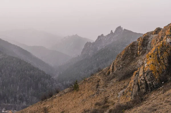 Paisaje Otoñal Rocas Montañas Niebla Nubes — Foto de Stock