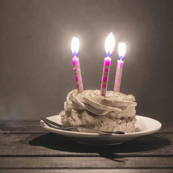 Bolo Chocolate Com Creme Três Velas Chamas Fundo Escuro — Fotografia de Stock