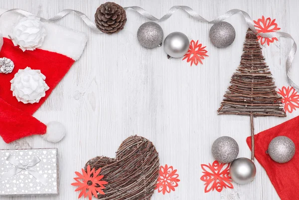 Cartão de Natal (Ano Novo) com ornamentos em cima de madeira Imagem De Stock