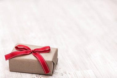 Noel hediyesi kırmızı kurdele ile yay