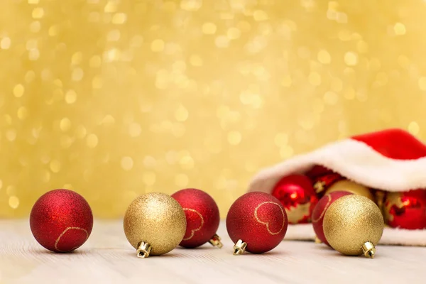 Santa Claus kapelusz i czerwone i złote kulki — Zdjęcie stockowe