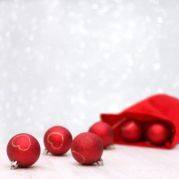 Arka plan kırmızı ve altın Noel topları ile — Stok fotoğraf