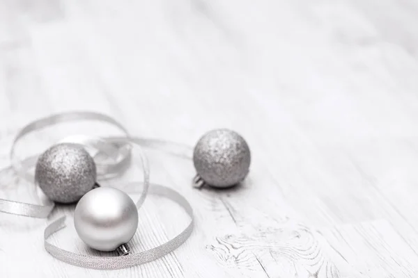 Bordo natalizio con decorazioni tradizionali e palline d'argento Foto Stock Royalty Free