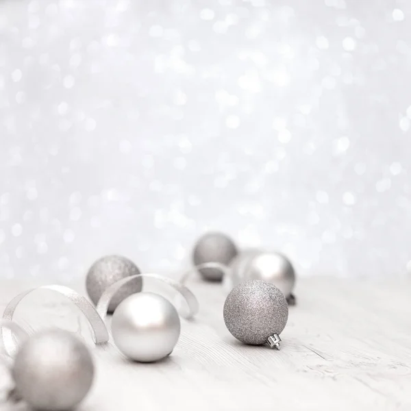 Noel dekorasyonu topları beyaz zemin üzerine — Stok fotoğraf
