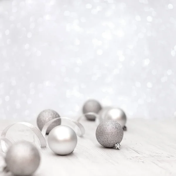 Kerstdecoratie op witte achtergrond met ballen Stockafbeelding