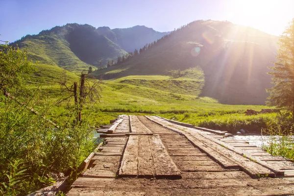 木製の橋で山の風景 — ストック写真