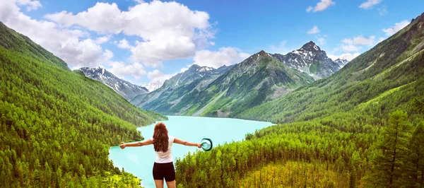 Freedom concept. Beauty girl in mountains on background view Kuc — Stock Photo, Image