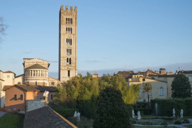 Lucca kenti üzerinden Ortaçağ kale surları, İtalya