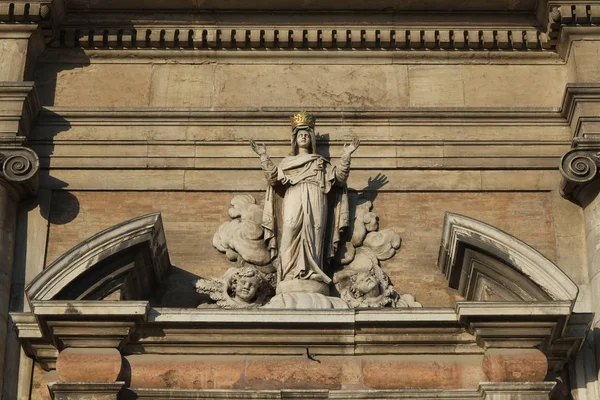 Statua sopra l'ingresso della Cattedrale nella città di Cesena — Foto Stock