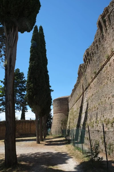 Средневековые крепостные стены в городе Чезена, Италия — стоковое фото