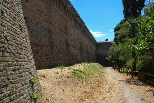 Ortaçağ kale duvarları şehirde Cesena, İtalya — Stok fotoğraf