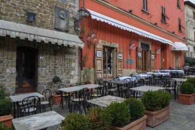 Montecatini balkon ve merkezi şehir meydanında geniş gates ile Ortaçağ yapı sokak kafe ve küçük dükkanları ile çevrili Alto, İtalya - Şubat 2018