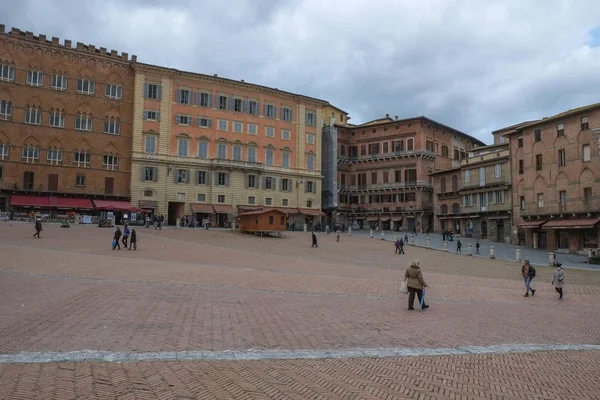 LUCCA, ITALIE - FÉVRIER 2018 Place centrale appelée Piazza Del Campo et bâtiments médiévaux autour — Photo