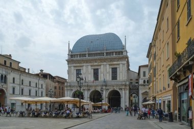 Brescia, İtalya - Nisan; Brescia City sokak kafe, İtalya ile merkezi kare