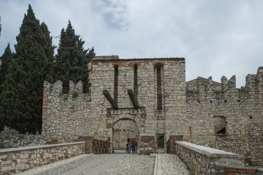 Brescia, İtalya - Nisan 2015; Brescia City, İtalya Ortaçağ Kalesi girişinde