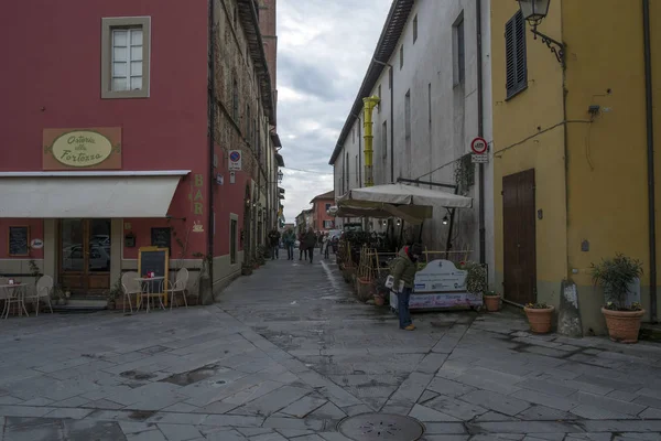 MONTECARLO, ITALIA - FEBRERO 2018; Café callejero y pequeñas tiendas en la ciudad de Montecarlo, Italia —  Fotos de Stock