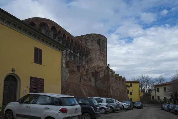 Монтекарло, Италия - февраль 2018 года; средневековые крепостные стены в городе Монтекарло, Италия — стоковое фото