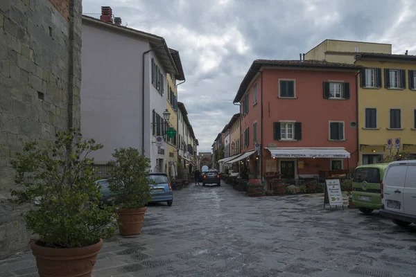 Montecarlo, Włochy-2018 luty; Ulica w mieście Montecarlo z kawiarnią uliczna i małymi sklepami, Włochy — Zdjęcie stockowe