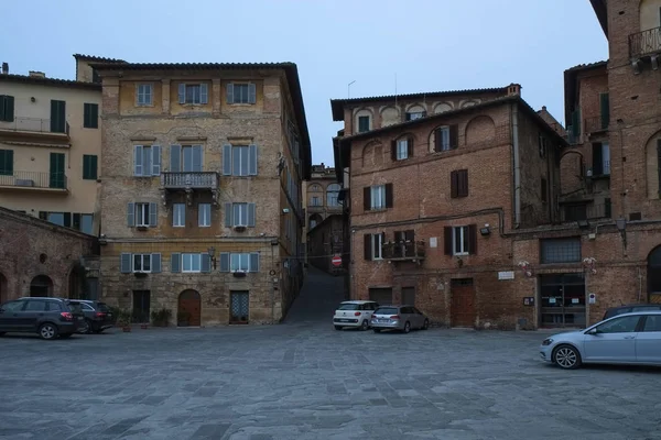 SIENA, ITALY - FEBRUARY 2018; Площадь в центре Сиены со средневековыми зданиями вокруг нее, Италия — стоковое фото