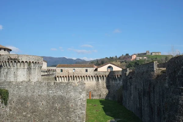 Firmafede středověké pevnosti ve městě Sarzana, Itálie — Stock fotografie