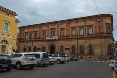 Ravenna, İtalya - Ravenna Temmuz 2017 A meydanda güzel binalar klasik tarzı, İtalya