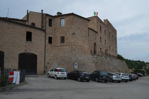 Een Plein Buurt Van Middeleeuwse Vestingmuren Mondaino Italië — Stockfoto