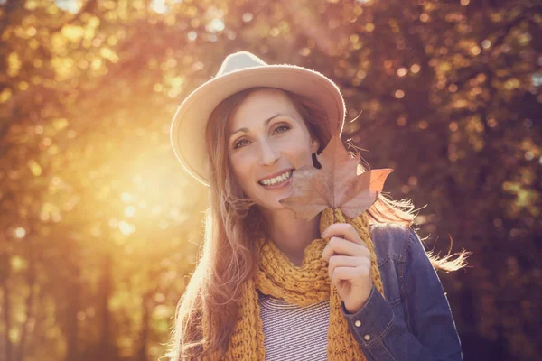 Sonnenbeschienenes Frauenporträt — Stockfoto