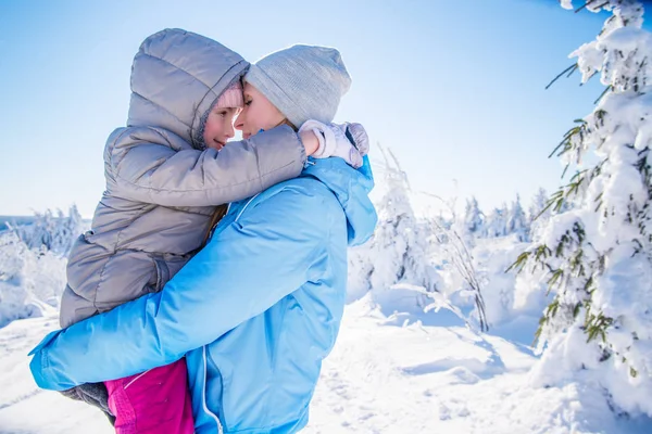 Snö landskap mor med dotter — Stockfoto