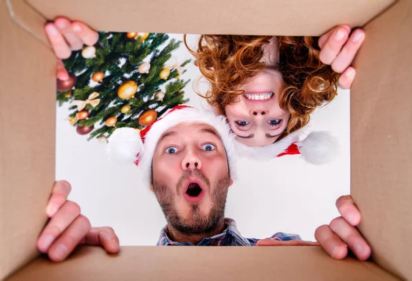 Presente pareja de Navidad —  Fotos de Stock