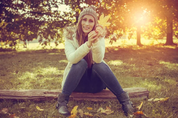 Otoño femenino despreocupado — Foto de Stock