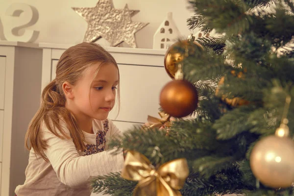 Christmastree ornamate παιδί — Φωτογραφία Αρχείου